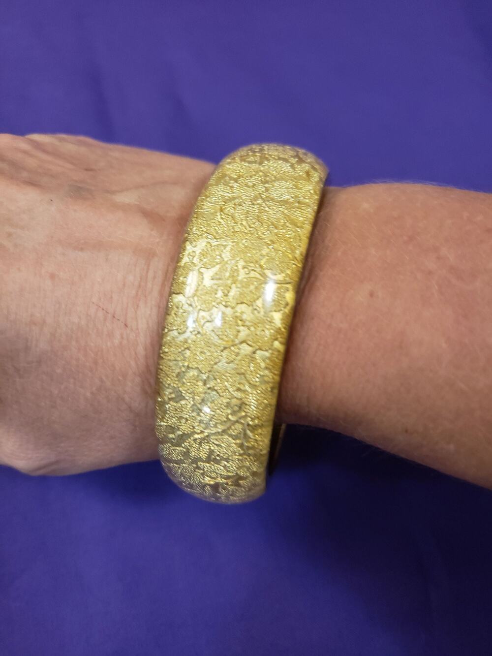 Vintage Lucite Acrylic Resin & Brass Bangle Bracelet with Gold Tone Lace Design